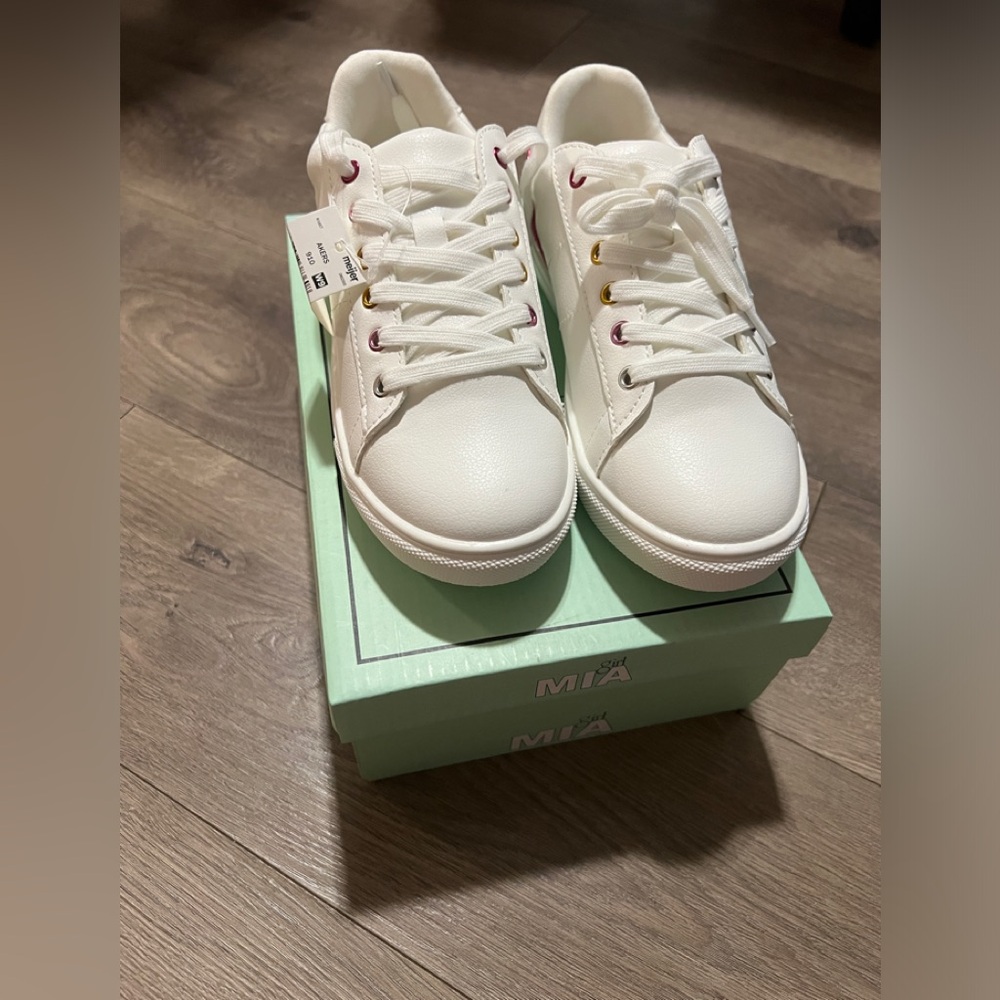 Girl Mia Akers Sneakers Size 4 New